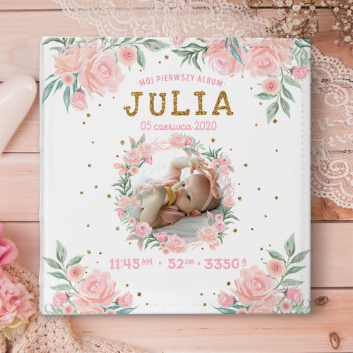 Album fotograficzny na zdjęcia - prezent na roczek lub urodzinki. biały album ze zdjęciem dziecka na okładce. Wianek z różowych kwiatów zdobi imię dziecka.