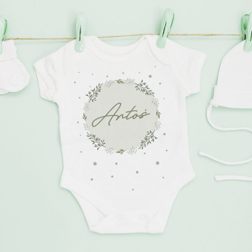 Personalizowane body z imieniem dziecka i grafiką zielonego wianka.