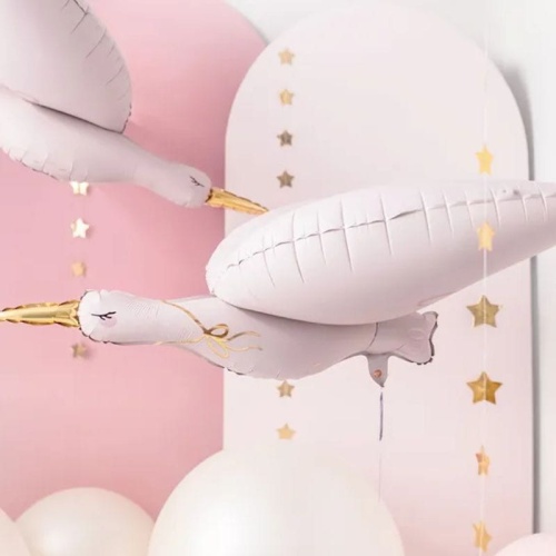 Dekoracja wnętrza na Baby Shower. Balon foliowy w kształcie bociana.