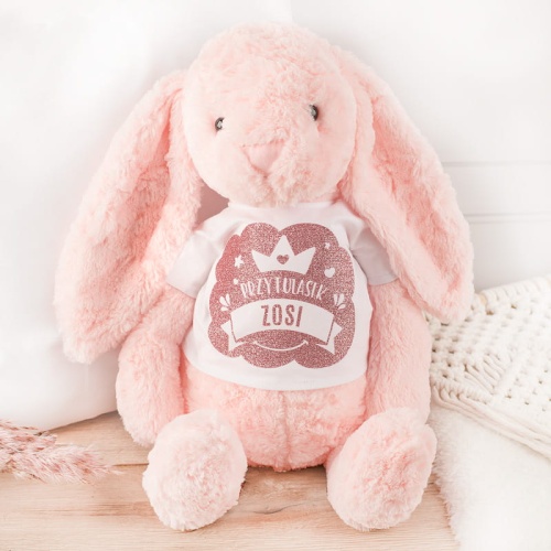 Pluszowy różowy zajączek w ubranku, na którym umieścimy imię dziecka