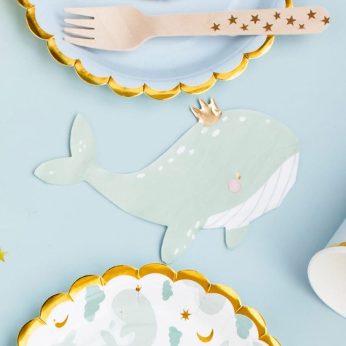 Papierowe serwetki w kształcie wieloryba. Dekoracja stołu.