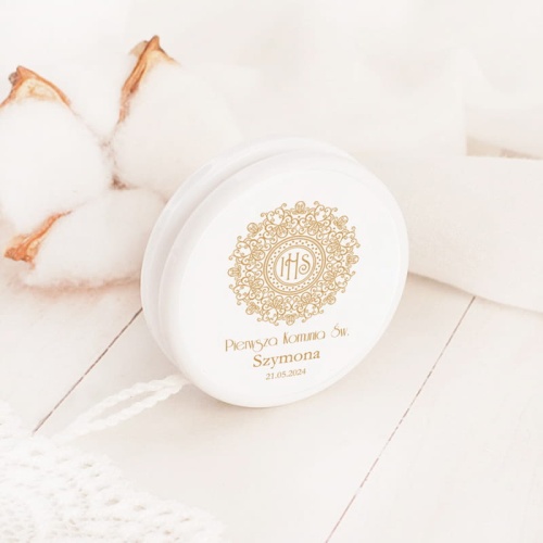 Jojo w białym kolorze z ozdobną naklejką.