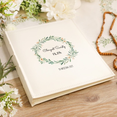 Album z jasną okładką z ekoskóry i personalizacją. Piękna pamiątka Chrztu Świętego dla dziecka.
