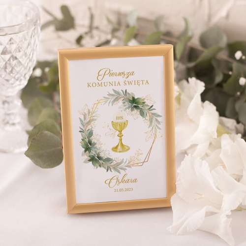 Złota ramka z ozdobną kartką do dekoracji stołu na Komunię.