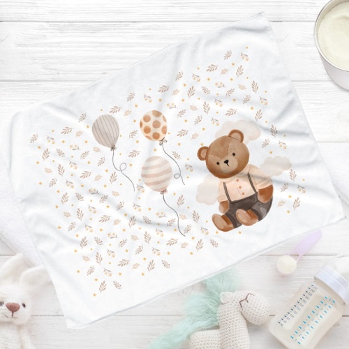 Biały ręczniczek do rączek dziecka z grafiką misia.