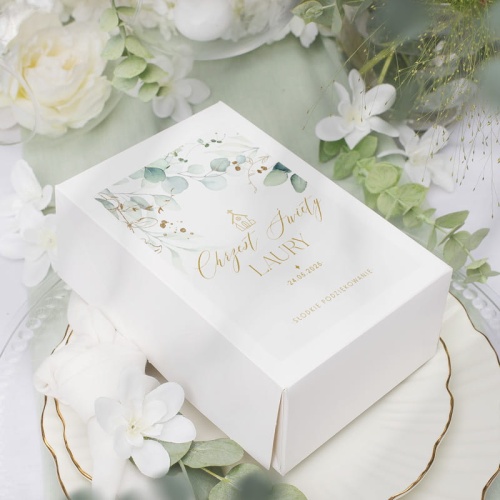 Pudełko na ciasto z ozdobnymi etykietami. Podziękowanie dla gości na Chrzest Święty.