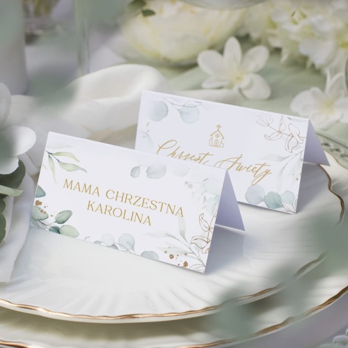 Winietka z dwustronnym nadrukiem. Po jednej stronie jest miejsce na nazwisko gościa, na drugiej znajduje się ozdobny napis Chrzest Święty i motyw liści eukaliptusa