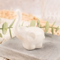 Biały ceramiczny słoń na szczęście, figurka słonia do prezentu na Chrzest Święty, elegancka dekoracja ceramiczna.