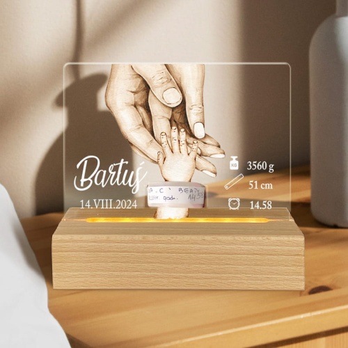 Akrylowa tabliczka z metryczką dziecka i opaską ze szpitala na podstawce ze światłem led