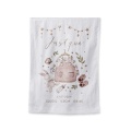 Biały ręczniczek z grafiką w stylu boho. Na ręczniku znajduje się imię i metryczka. Prezent na narodziny dziewczynki.