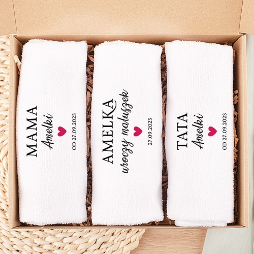Pudełko z ręcznikami na prezent z okazji narodzin dziecka.