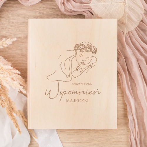 Pudełko wspomnień z drewna z grawerem na wieczku.