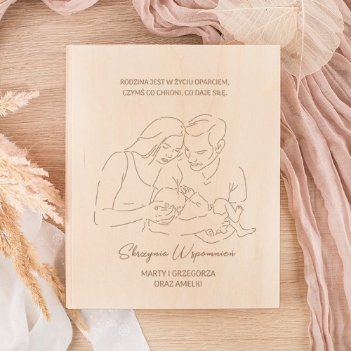 Memory box w postaci drewnianego pudełka z grawerem. Prezent dla rodziców z dzieckiem.