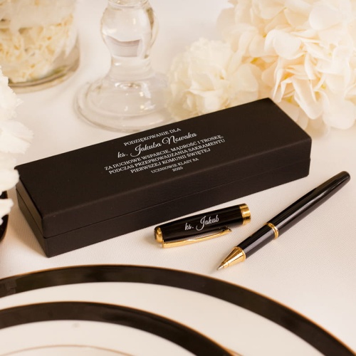 Długopisy w eleganckim czarnym pudełku z dedykacją dla księdza. Prezent komunijny, podziękowanie.
