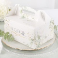Pudełko na ciasto w kształcie kuferka z rączką, białe z motywem graficznym w liście eukaliptusa i słowami podziękowań dla gości, za obecność i uczestnictwo w uroczystości