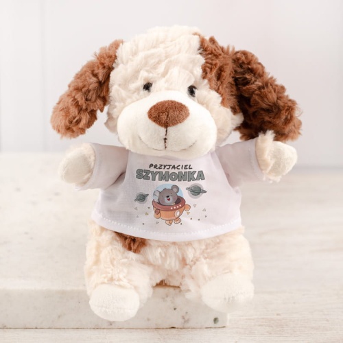 Przytulanka dla dziecka w postaci pluszowego pieska ubranego w koszulkę z imieniem.