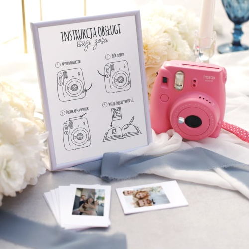 Instrukcja obsługi w ramce dotycząca aparatu Instax. Gadżet do księgi gości.