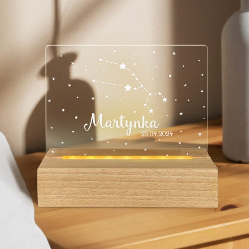 Tabliczka ze szkła akrylowego ze znakiem zodiaku, imieniem dziecka i datą urodzenia na drewnianej podstawce z ledowymi lampkami