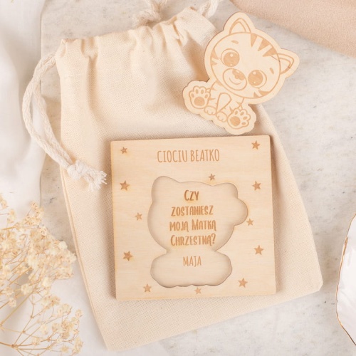 Drewniana tabliczka z pytaniem o bycie Rodzicem Chrzestnym. Tabliczka z motywem kotka.