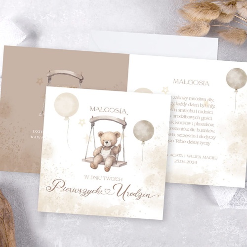 Kartka z motywem misia i życzeniami w środku. Prezent na urodziny dziecka.