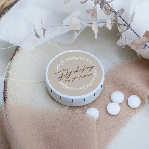 Cukierki miętowe w opakowaniu metalowym z ozdobną naklejką. Upominek dla gości komunijnych.