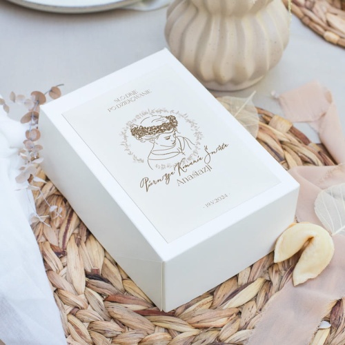 Personalizowane pudełko na ciasto. Podziękowanie dla gości komunijnych za udział w uroczystości.