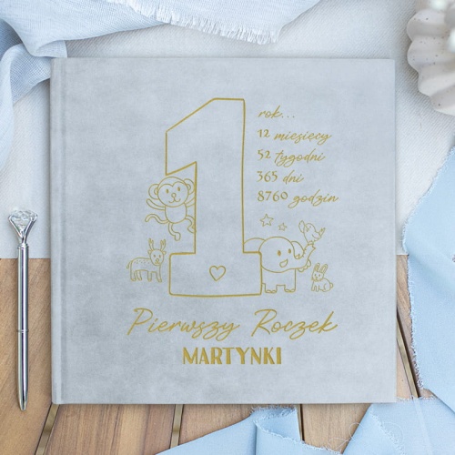 Album na zdjęcia dziecka z pierwszego roku. Welurowa okładka.