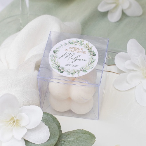 Świeczka sojowa w opakowaniu z personalizowaną etykietą. Upominek dla gości Komunii Świętej.