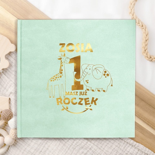 Album na pierwsze urodziny ze złoconymi imionami to pamiątka na roczek, która łączy styl i osobisty charakter. Dostępny w kilku kolorach.
