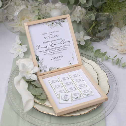 Drewniana skrzynka z czekoladkami. Upominek komunijny dla księdza.