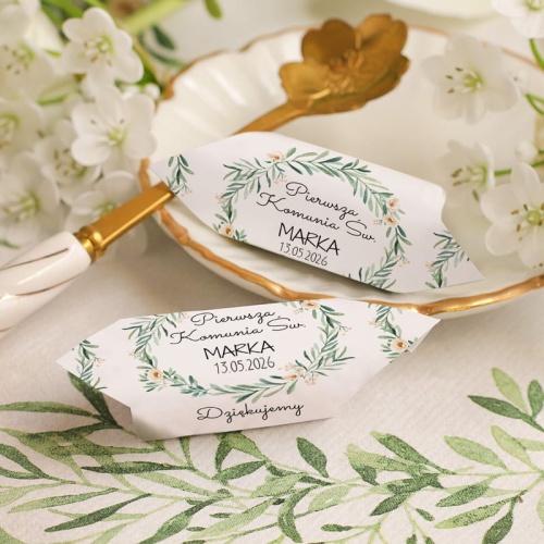 Krówka komunijna personalizowana na upominek dla gości. Zapakowana w biały papierek z grafiką wianka.