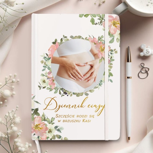Notatnik z personalizacją i zdjęciem w kwiatowym wianku. Pomysłowy prezent dla przyszłej mamy.