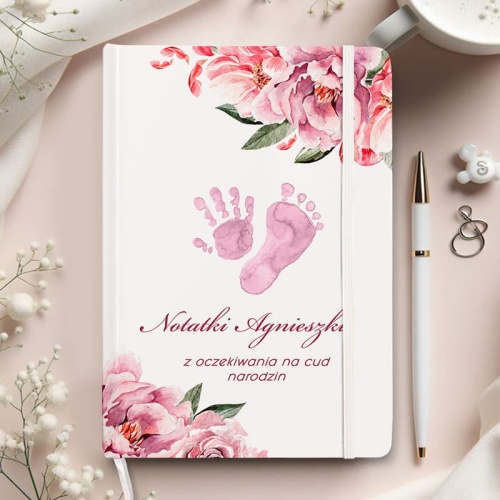 Notatnik z personalizowaną okładką, zdobią ją odciski maluszka. Dekorowany pięknym, kwiatowym motywem w różowej kolorystyce.