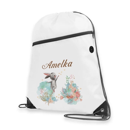 Biały plecak z kolorowym nadrukiem dla dziecka. Idealny prezent dla każdego malucha, Prezentowany na tle białym.