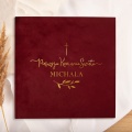 Welurowa, kwadratowa i bordowa księga gości ze złoceniem i imieniem. Bordowy album na Pierwszą Komunię Świętą z personalizacją.
