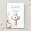 Personalizowana biblia exclusive z krzyżem na okładce i motywem kwiatowym. Idealny pomysł na praktyczny na Chrzest Święty dziecka.
