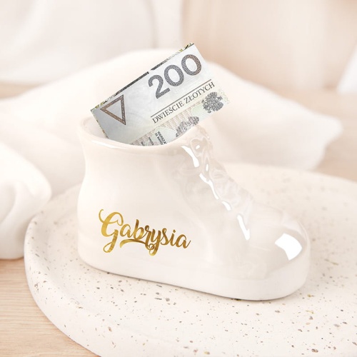 Skarbonka ceramiczna z imieniem dziecka w kształcie bucika. Pomysł na prezent dla dziecka na roczek, chrzest lub inne okazje.