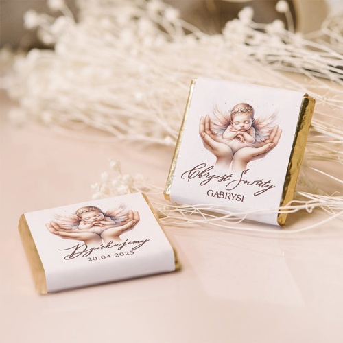 Podziękowanie dla gości na Chrzest z imieniem. Czekoladki z personalizowaną etykietą.