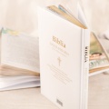 Elegancka biblia na chrzest. Biblia dla dzieci z imieniem.