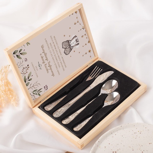 Drewniana szkatułka ze sztućcami idealnie sprawdzi się jako prezent dla chłopca na roczek, ale również na inne okazje.