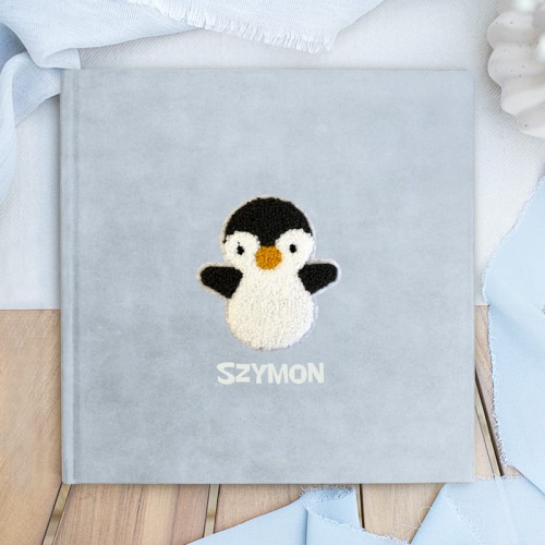 Album do wklejania zdjęć  z pingwinkiem welurowy. Szary album dziecięcy z haftowanym pingwinkiem i personalizacją.