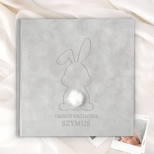 fotoalbum welurowy dla dziecka z imieniem i grawerem króliczka