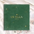 Album dziecięcy na chrzest lub roczek z imieniem i datą. Butelkowozielony album dziecięcy z personalizowanym imieniem i złotymi serduszkami.