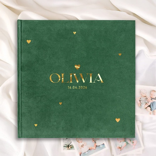 Album dziecięcy na chrzest lub roczek z imieniem i datą. Butelkowozielony album dziecięcy z personalizowanym imieniem i złotymi serduszkami.