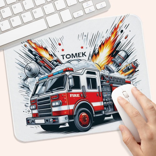 Personalizowana podkładka pod myszkę z czerwonym wozem strażackim i imieniem dziecka