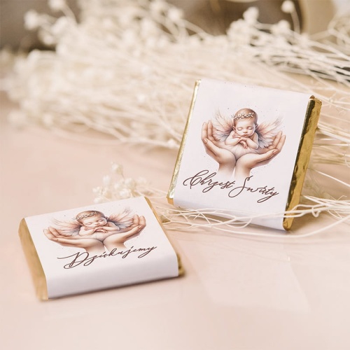 Słodkie podziękowanie dla gości na przyjęciu Chrztu Świętego dziecka. Czekoladki z ozdobną etykietą na Chrzest.