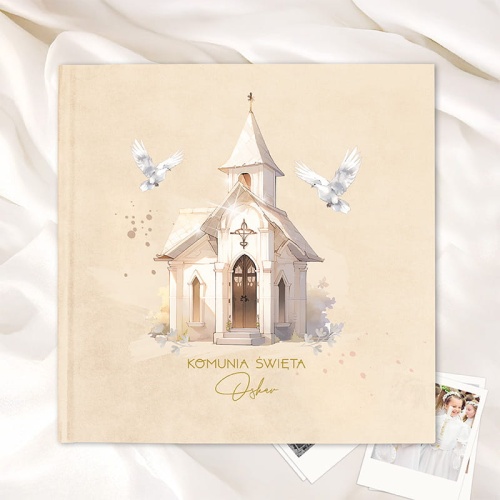 Kremowy album komunijny z ilustracją kościoła i personalizacją.