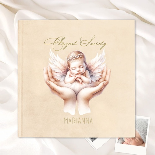Kremowy album na Chrzest Święty z ilustracją śpiącego aniołka i personalizacją.