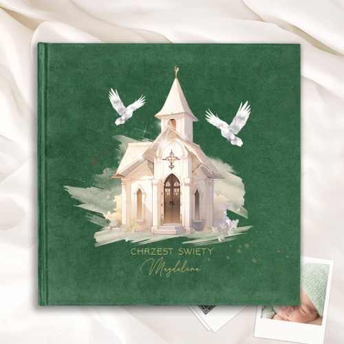 Butelkowozielony album na Chrzest Święty z ilustracją kościółka i personalizacją.