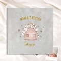 Szary album na roczek z ilustracją dziecięcego ubranka i personalizacją.